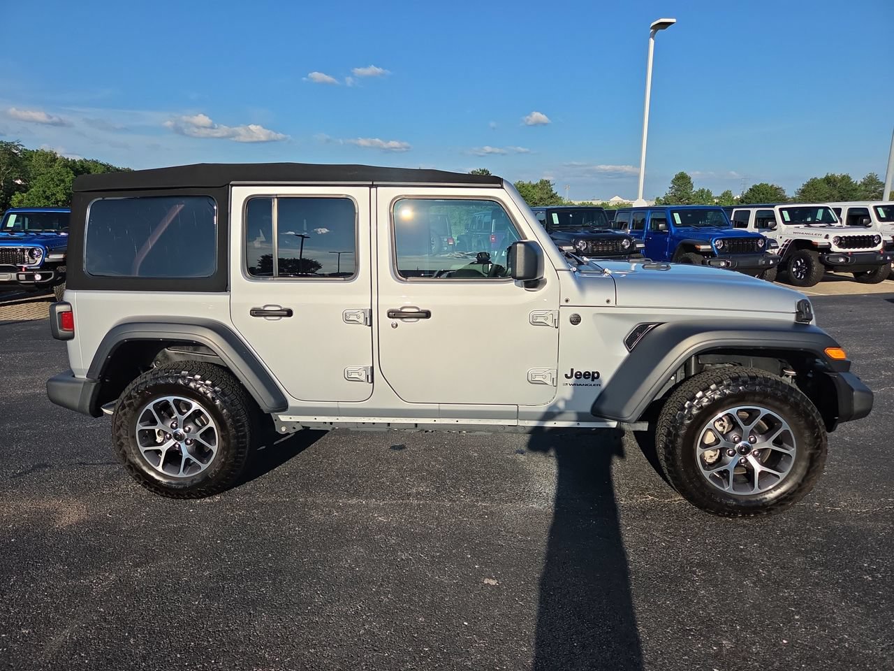 Used 2024 Jeep Wrangler Unlimited Sport AWD/4WD image 8