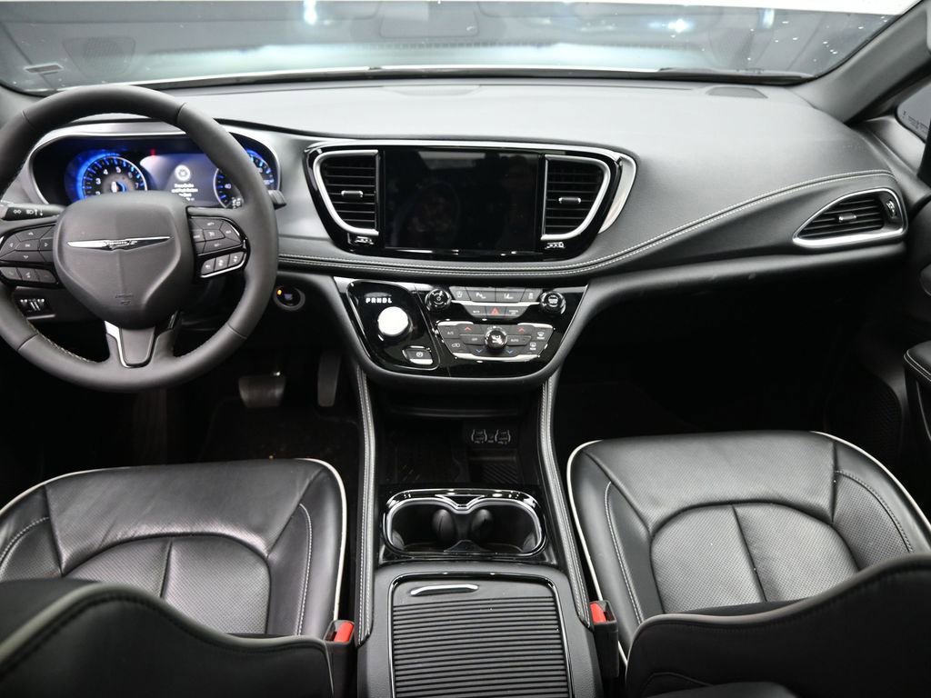 Used 2025 Chrysler Pacifica Limited FWD image 26
