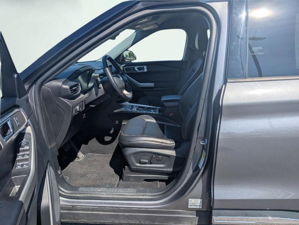 Used 2022 Ford Explorer XLT w/ Equipment Group 202A AWD/4WD image 8