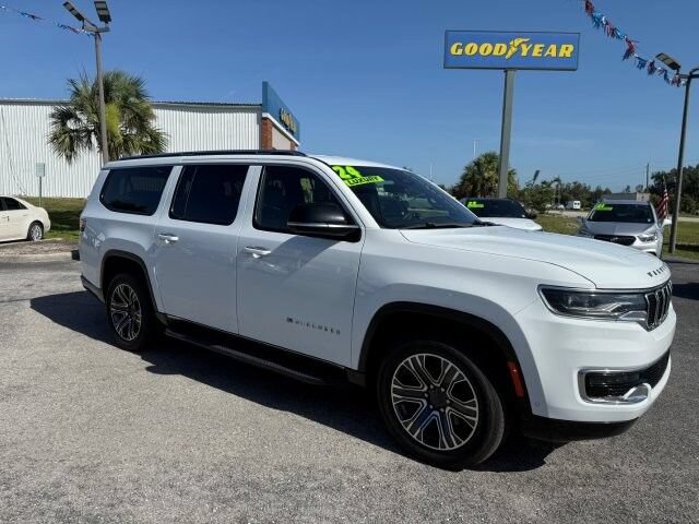 Used 2024 Jeep Wagoneer L Series II w/ Flexible Seating Group AWD/4WD image 1