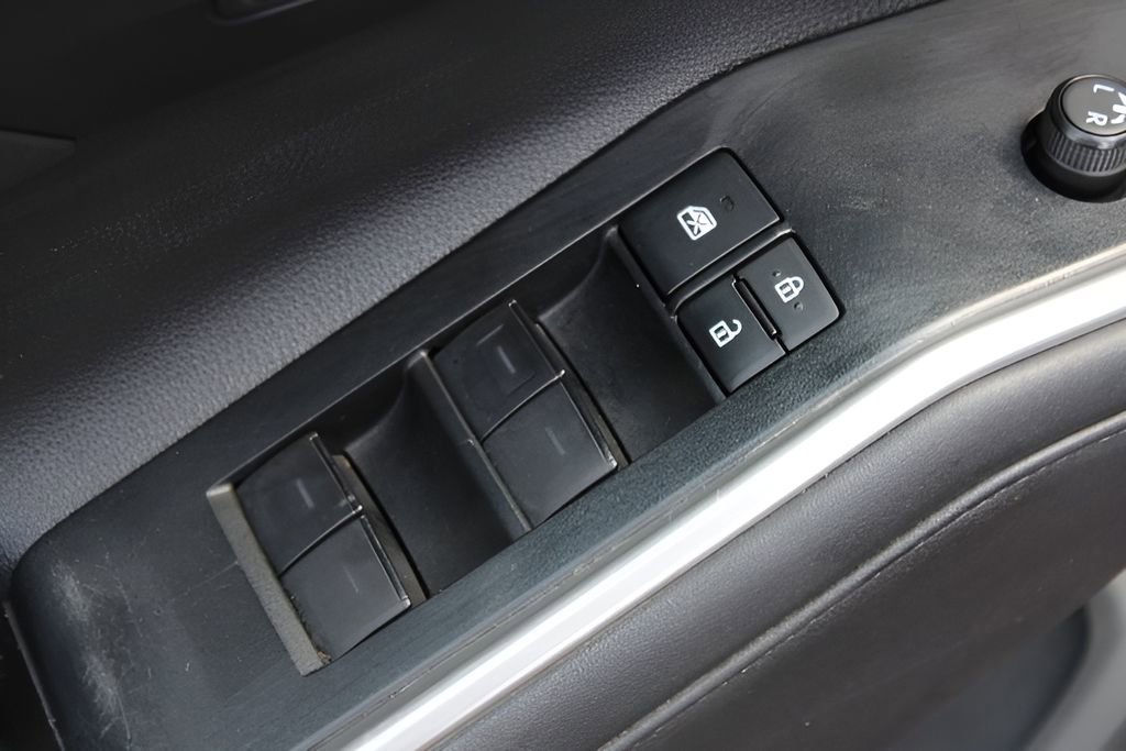 Used 2021 Toyota Highlander XLE AWD/4WD image 18