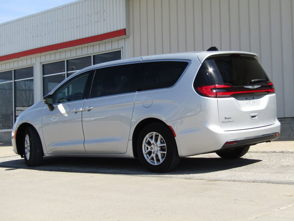 Used 2024 Chrysler Pacifica Touring-L image 10