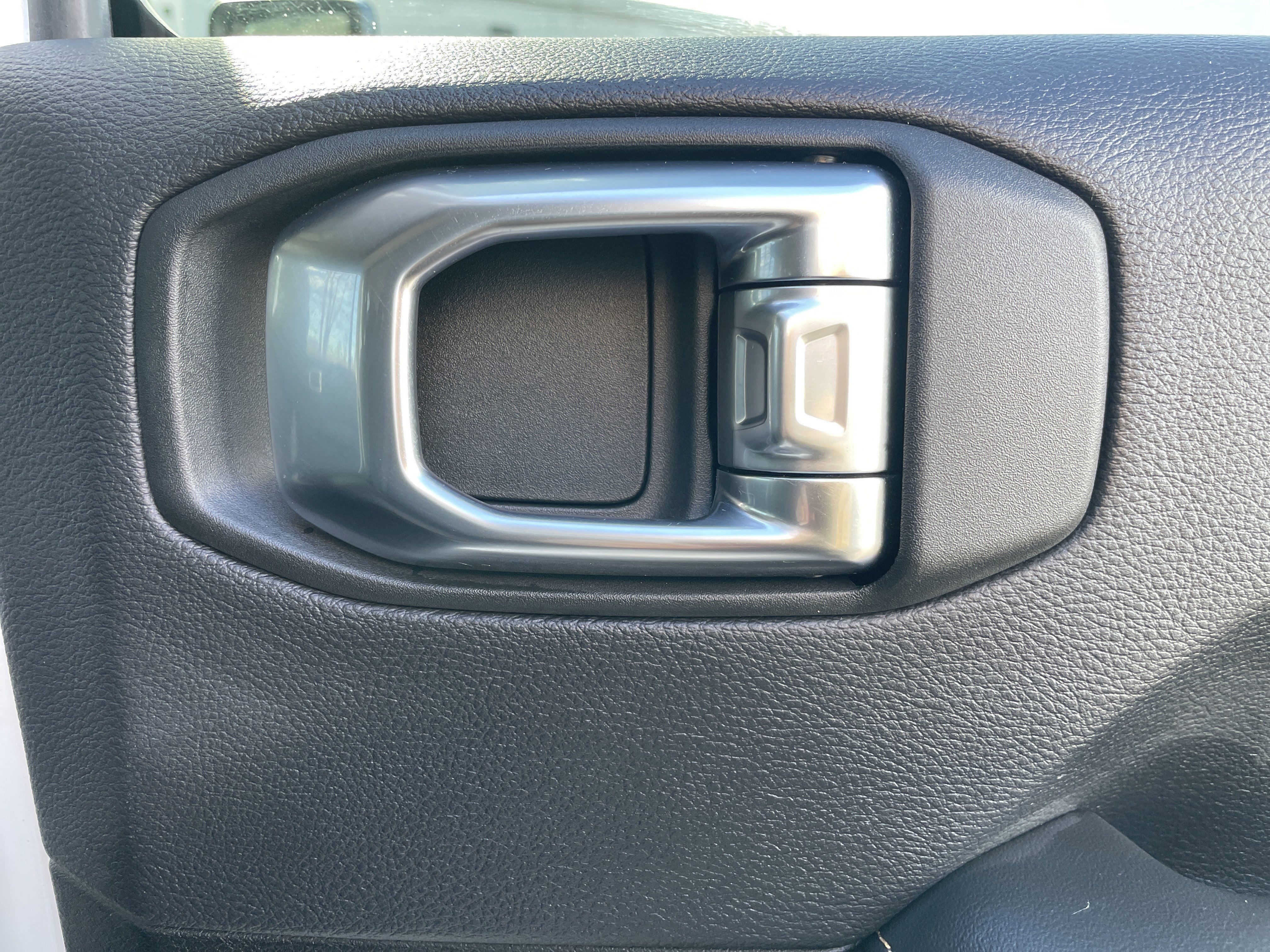 Used 2025 Jeep Wrangler Sahara image 16