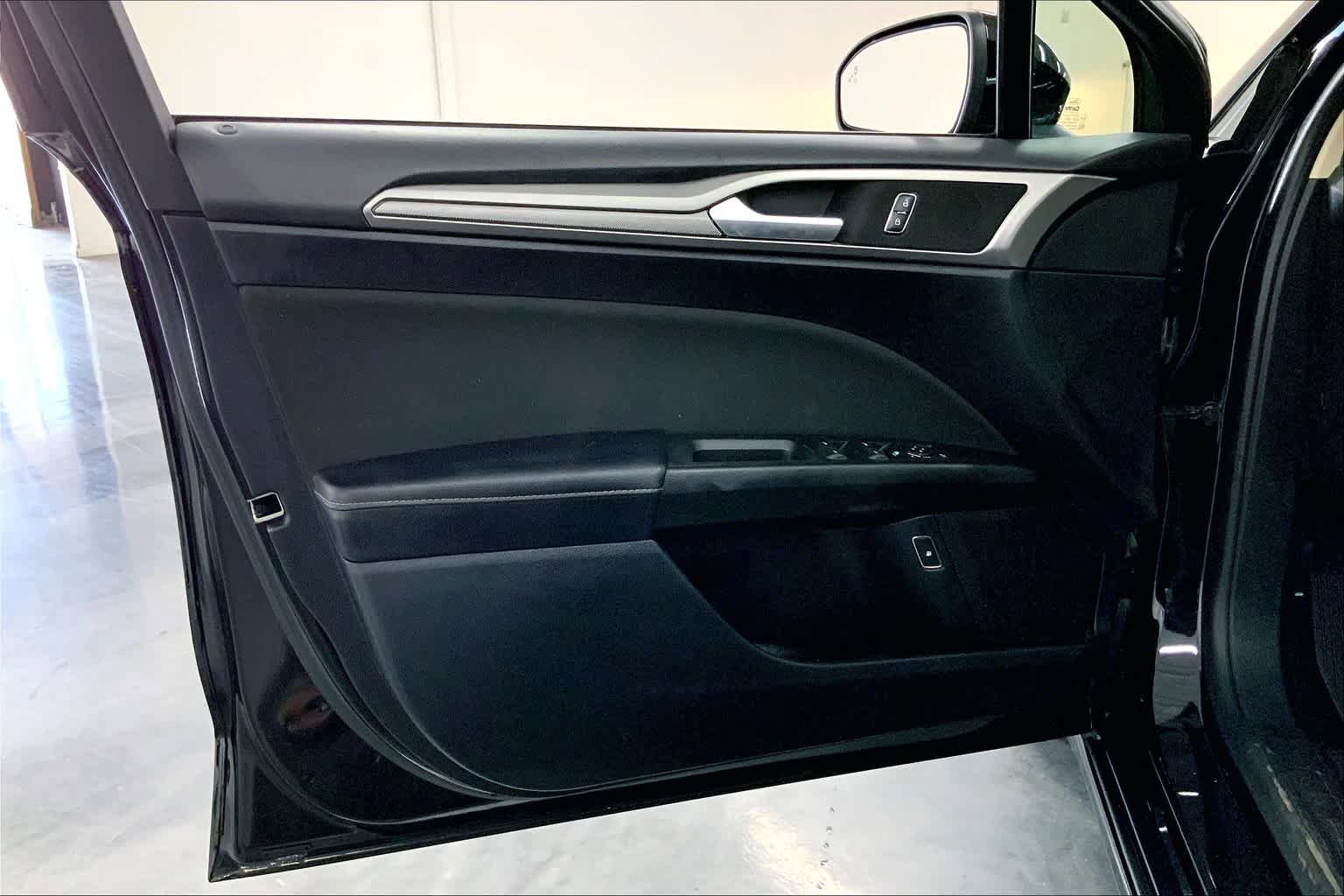 Used 2019 Ford Fusion SE FWD image 22