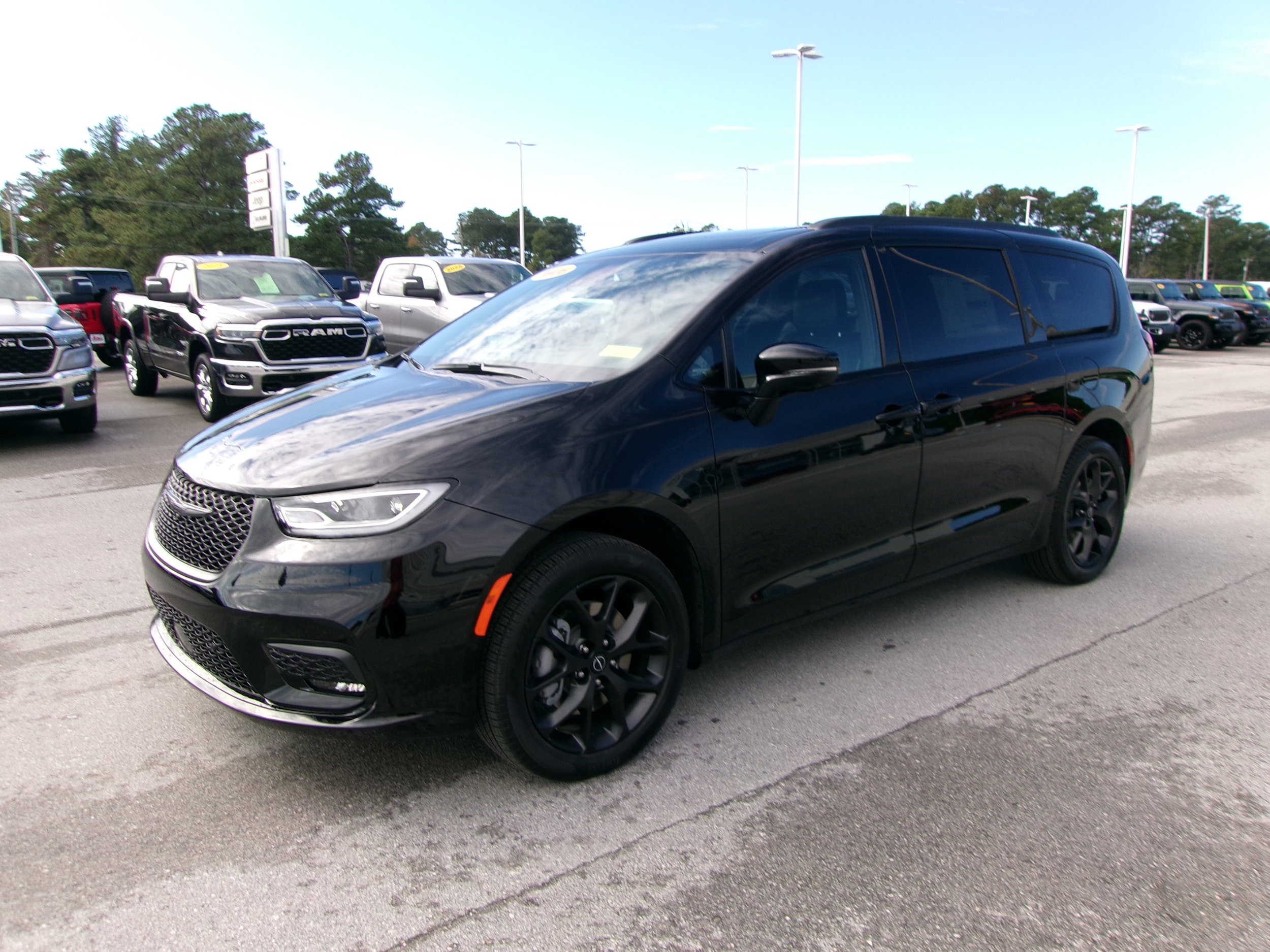 New 2026 Chrysler Pacifica Limited w/ S Appearance Package image 2