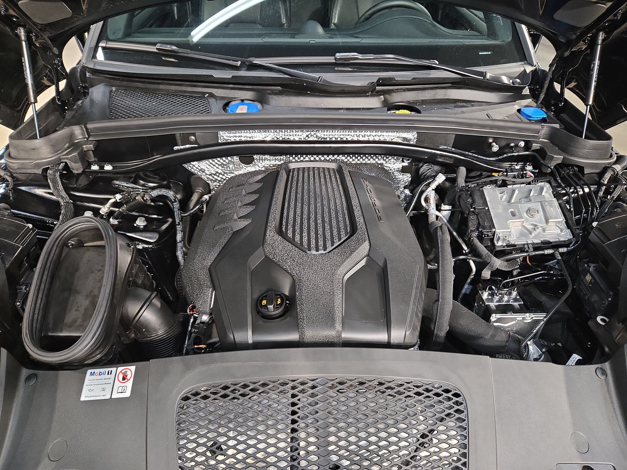 Used 2024 Porsche Macan AWD/4WD image 19