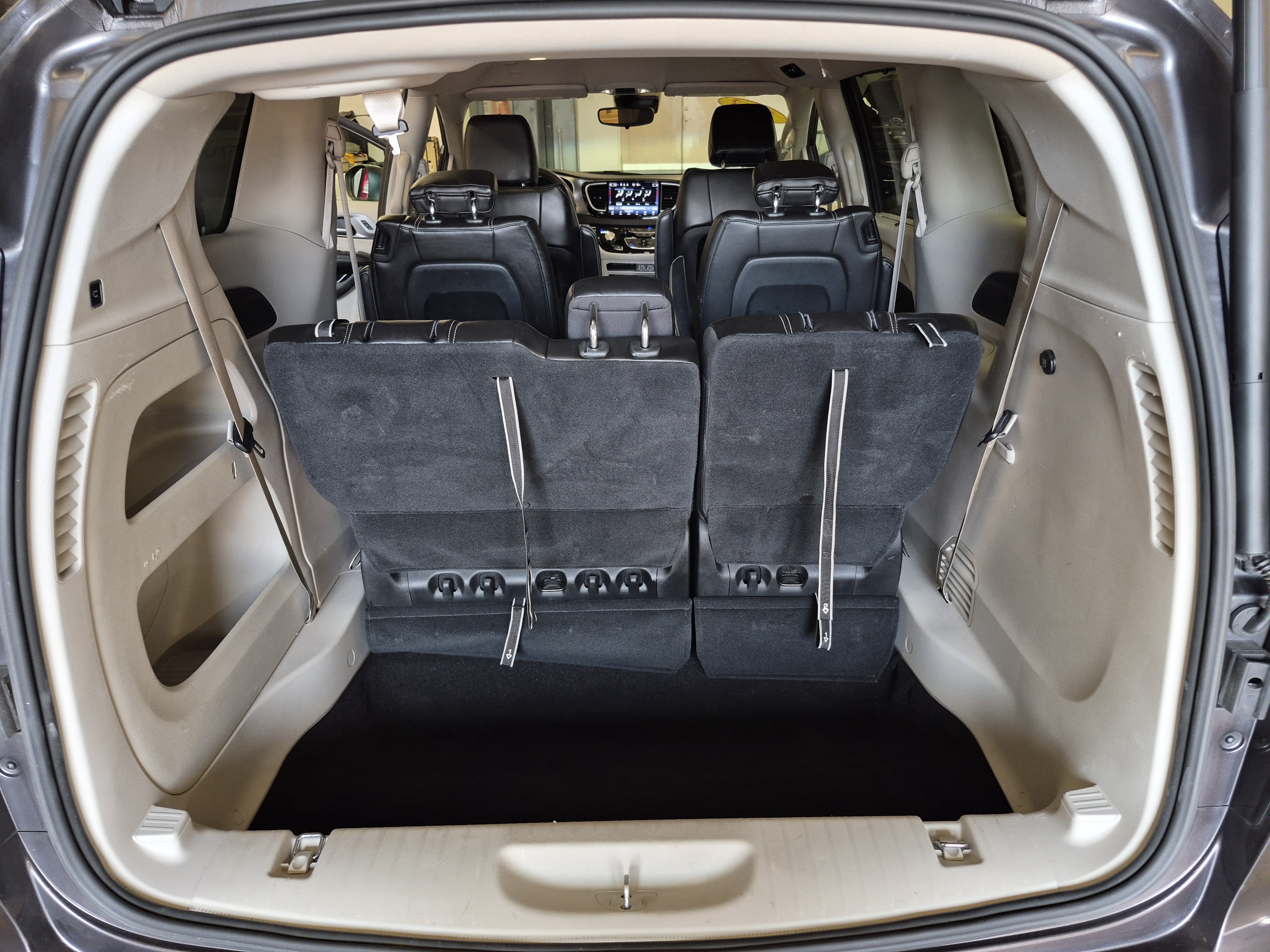 Used 2023 Chrysler Pacifica Touring-L FWD image 16