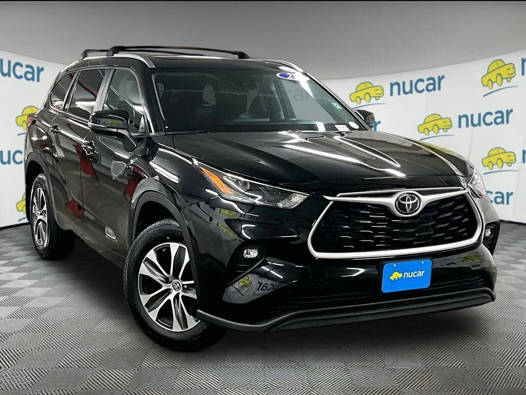 Used 2023 Toyota Highlander XLE AWD/4WD image 1