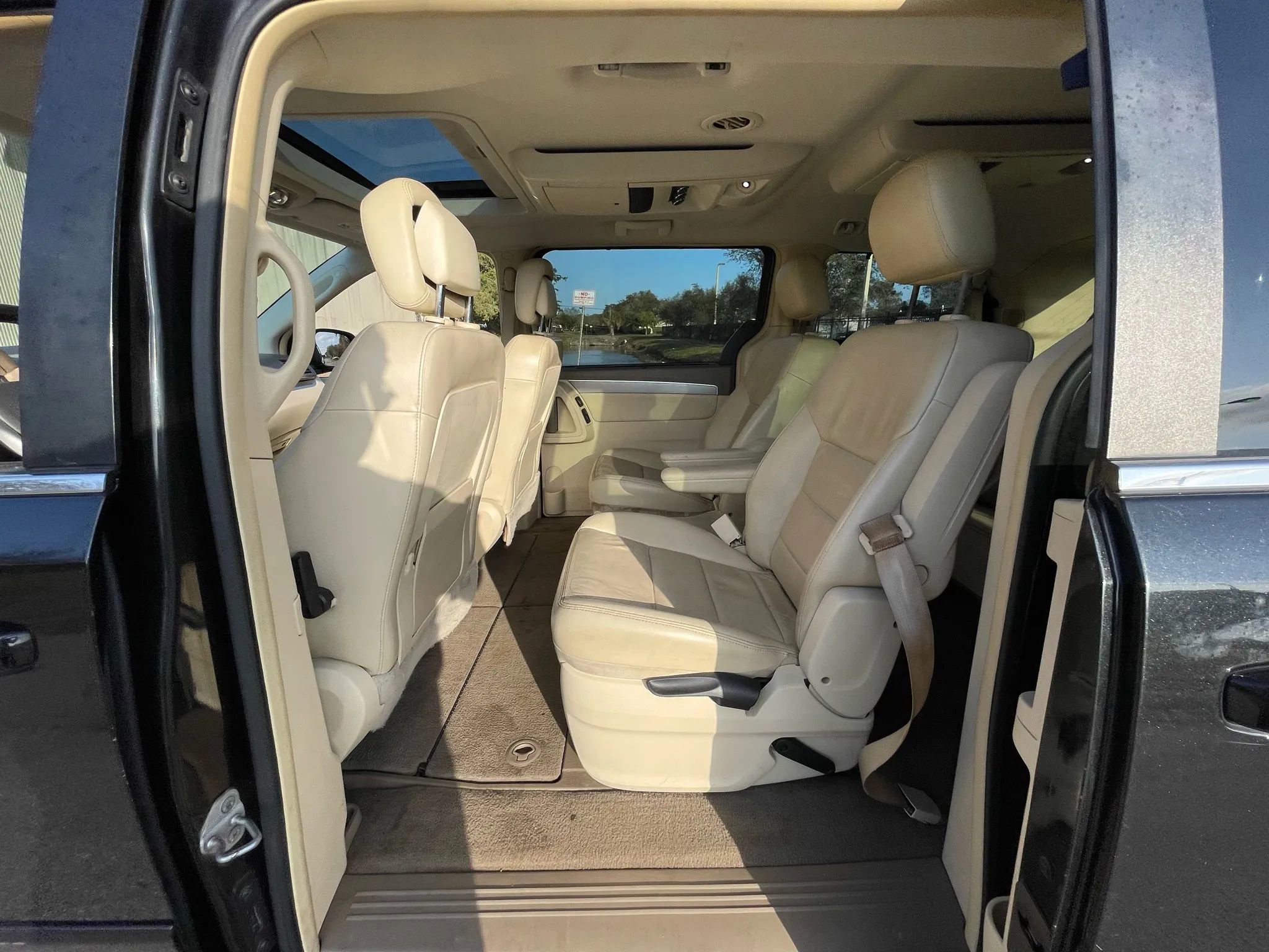 Used 2010 Volkswagen Routan SEL image 30