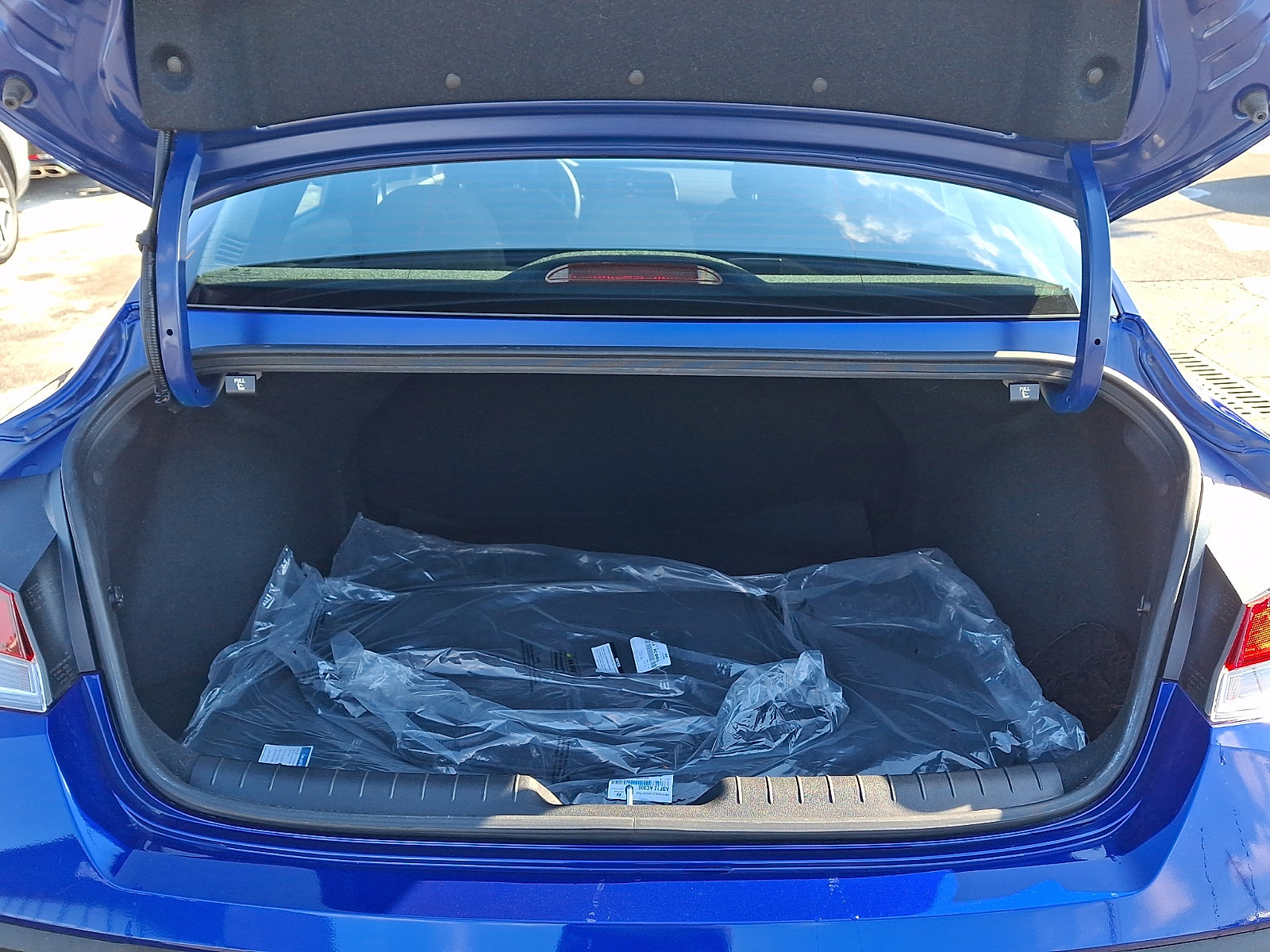 Certified 2025 Hyundai Elantra Sport image 28