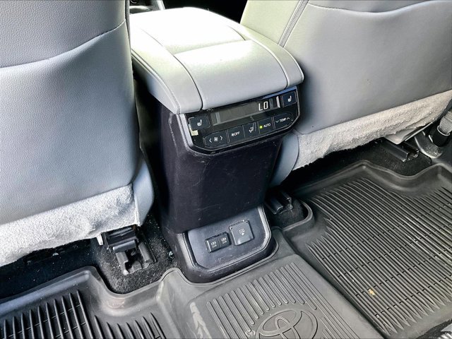 Used 2021 Toyota Highlander Platinum image 25