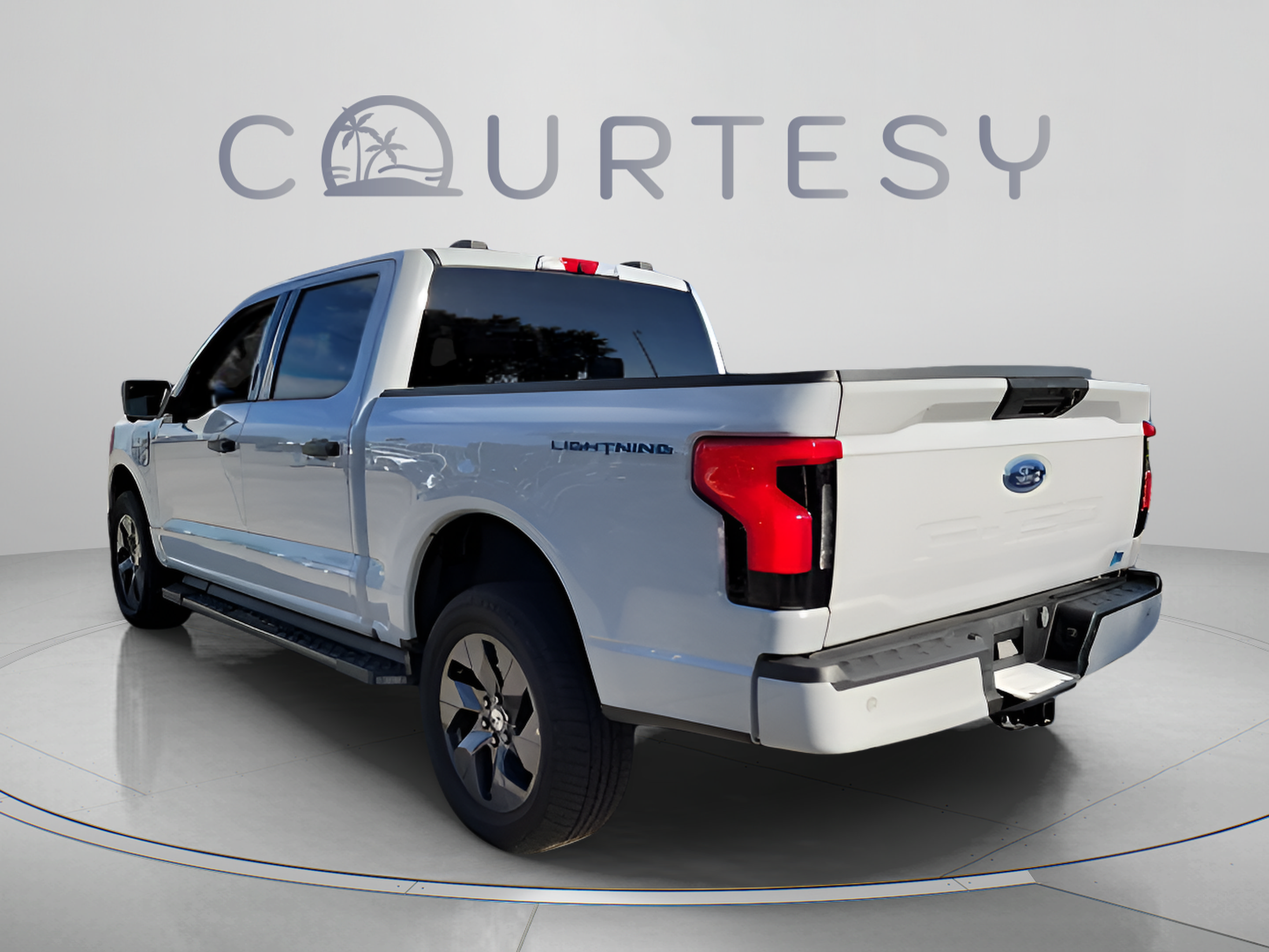 Used 2023 Ford F150 Lightning XLT AWD/4WD image 2