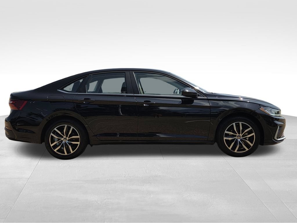 Used 2025 Volkswagen Jetta SE FWD image 5