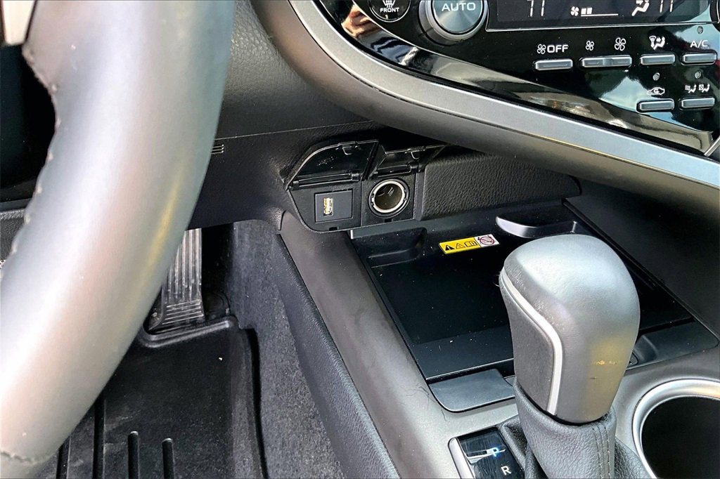 Used 2022 Toyota Camry XLE w/ Navigation Upgrade Package image 29