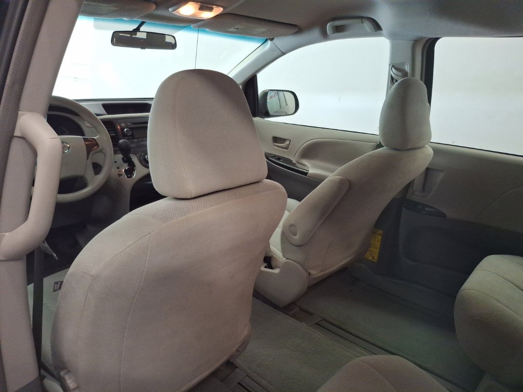 Used 2013 Toyota Sienna L FWD image 15