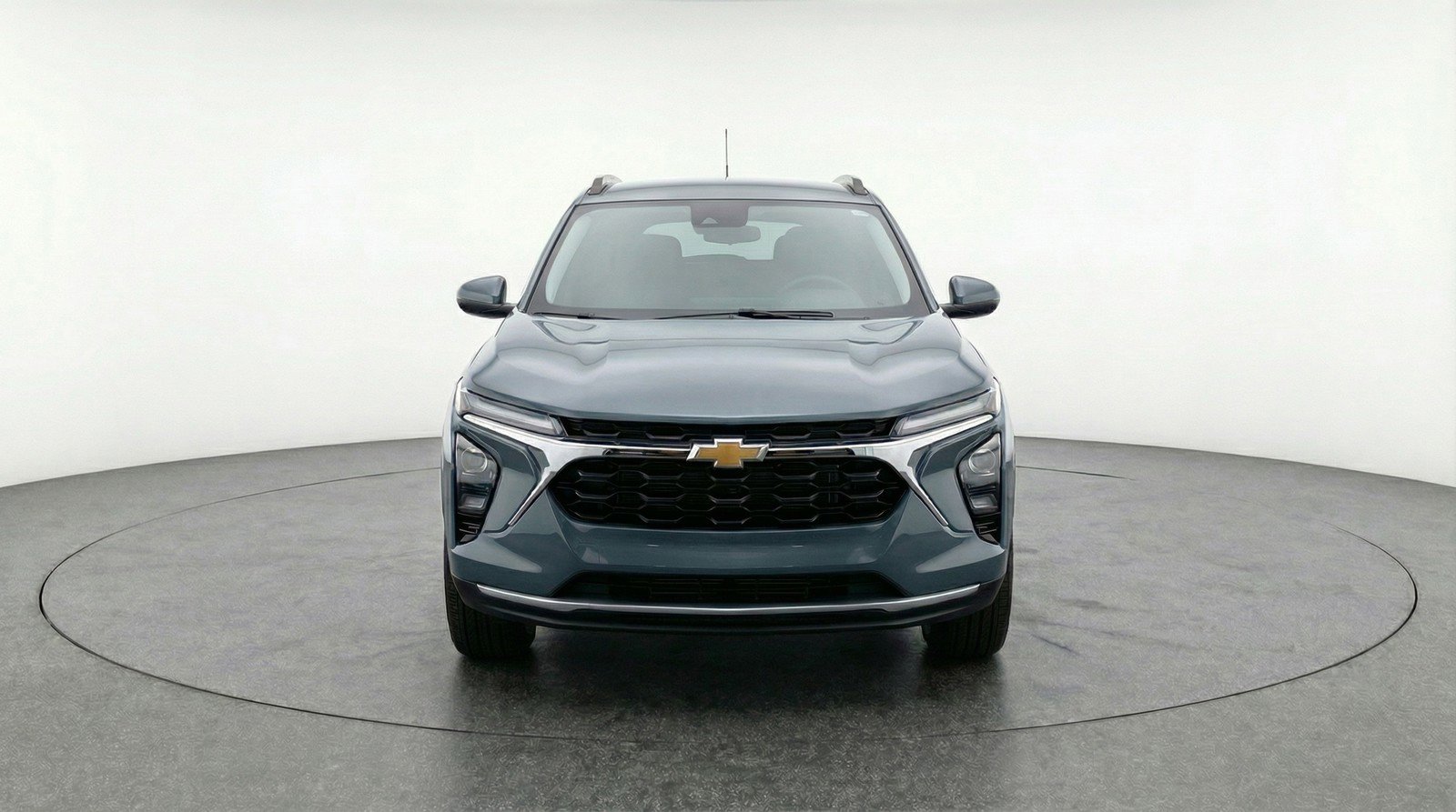 Used 2025 Chevrolet Trax LT FWD image 2