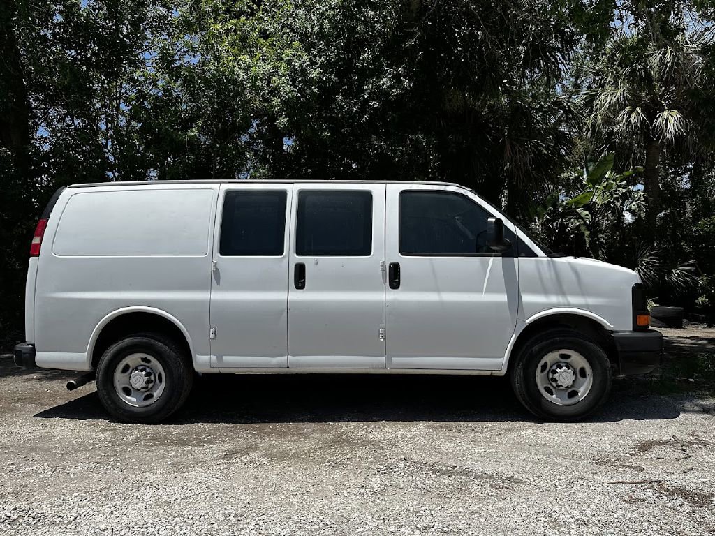 Used 2015 Chevrolet Express 2500 image 2