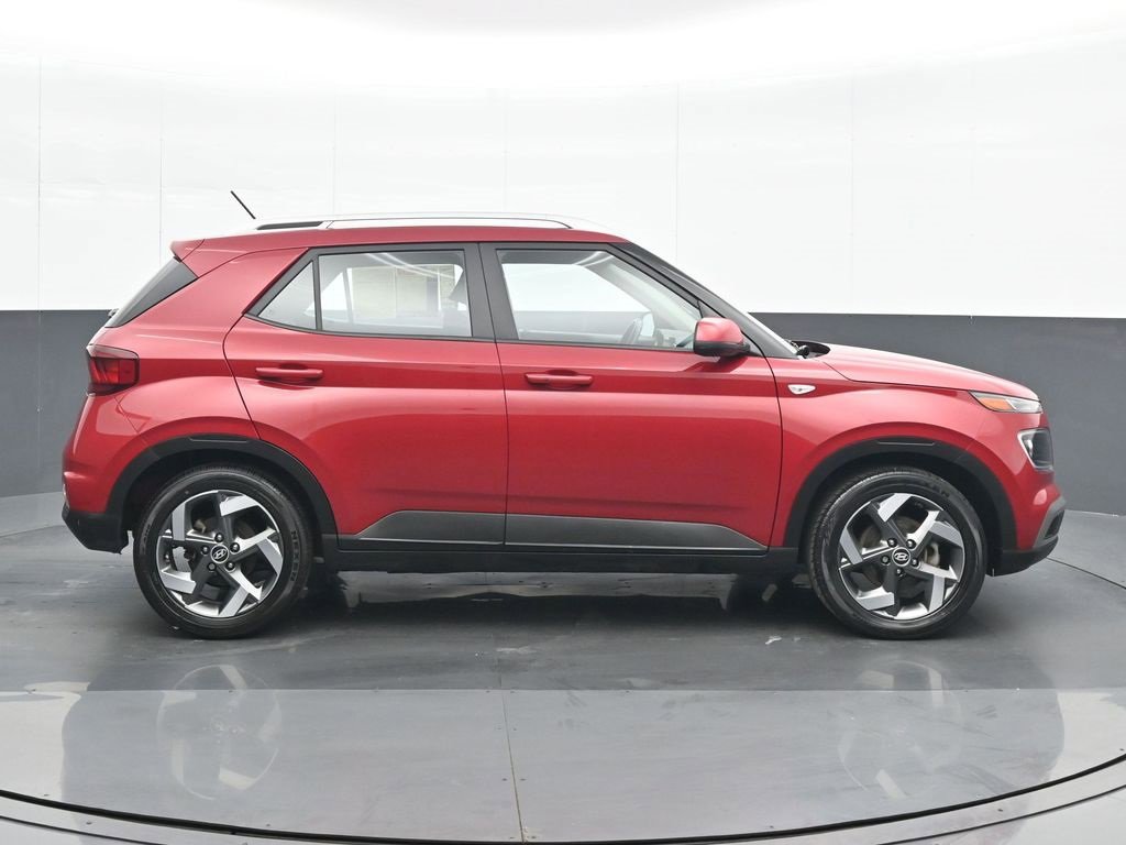 Used 2023 Hyundai Venue Limited image 7