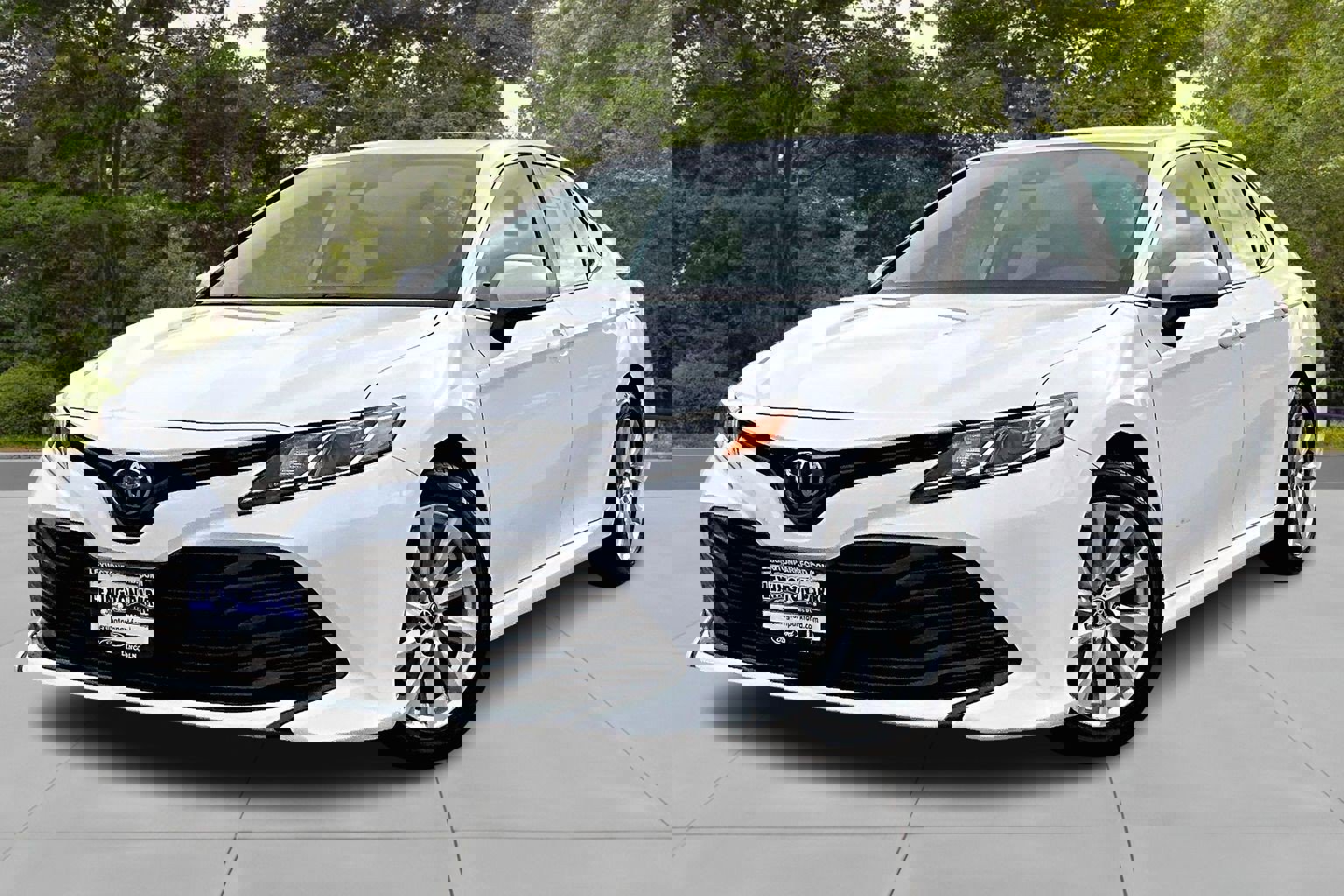 Used 2020 Toyota Camry LE image 3