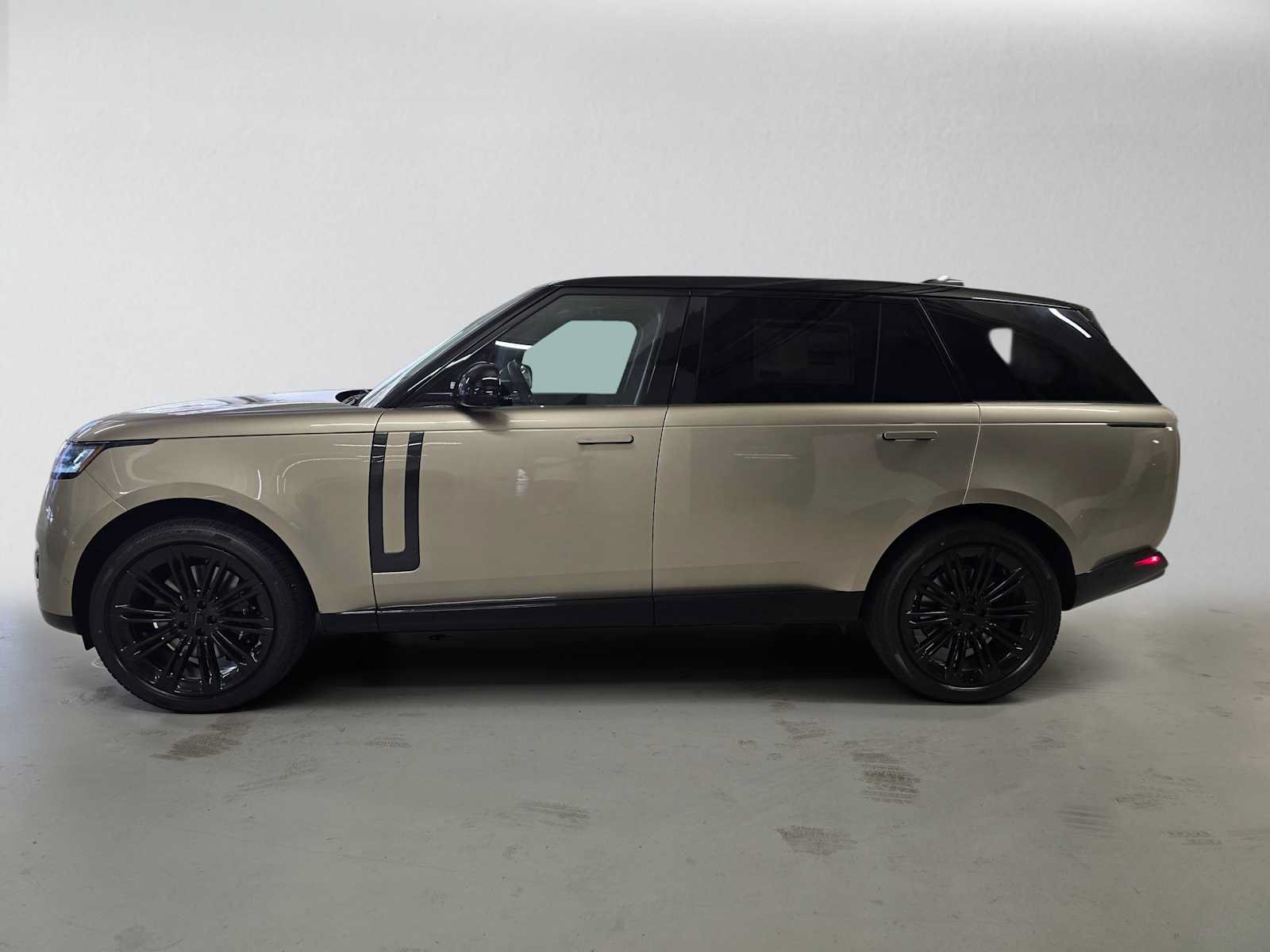 New 2026 Land Rover Range Rover Long Wheelbase SE AWD/4WD image 2