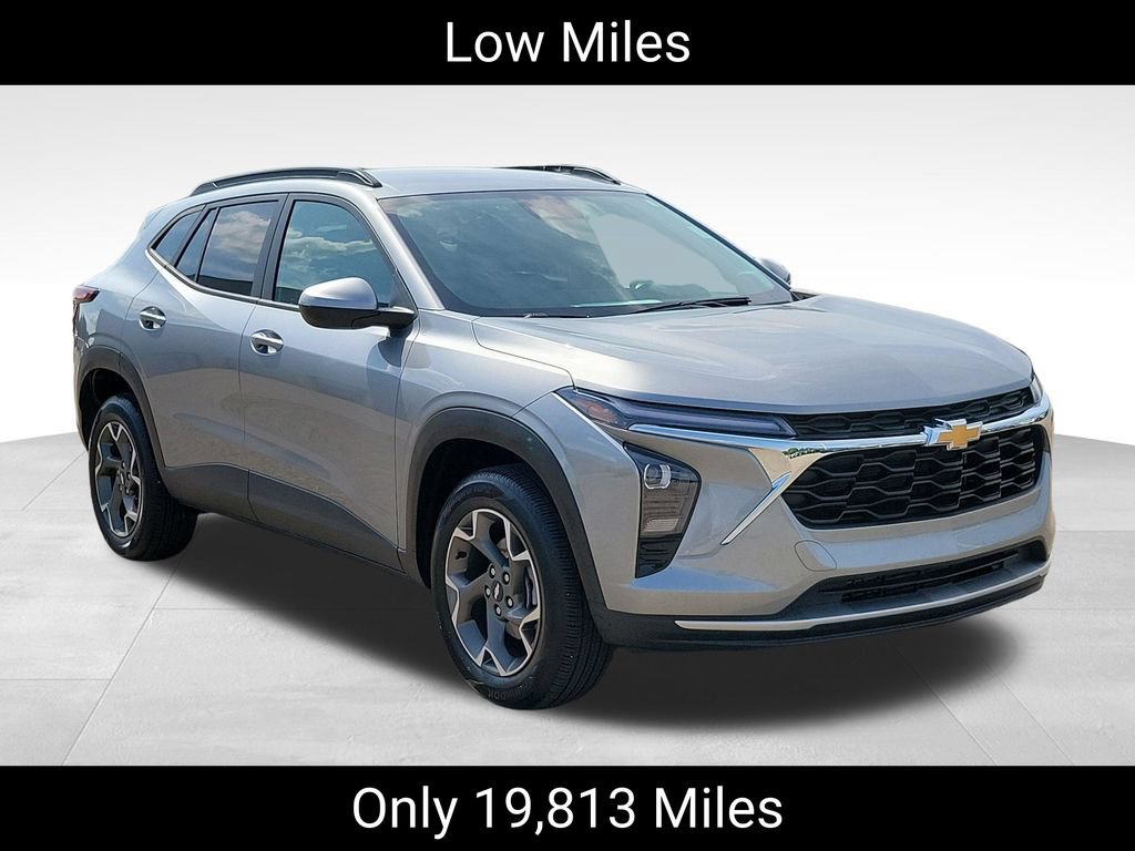 Used 2024 Chevrolet Trax LT w/ Driver Confidence Package FWD image 2