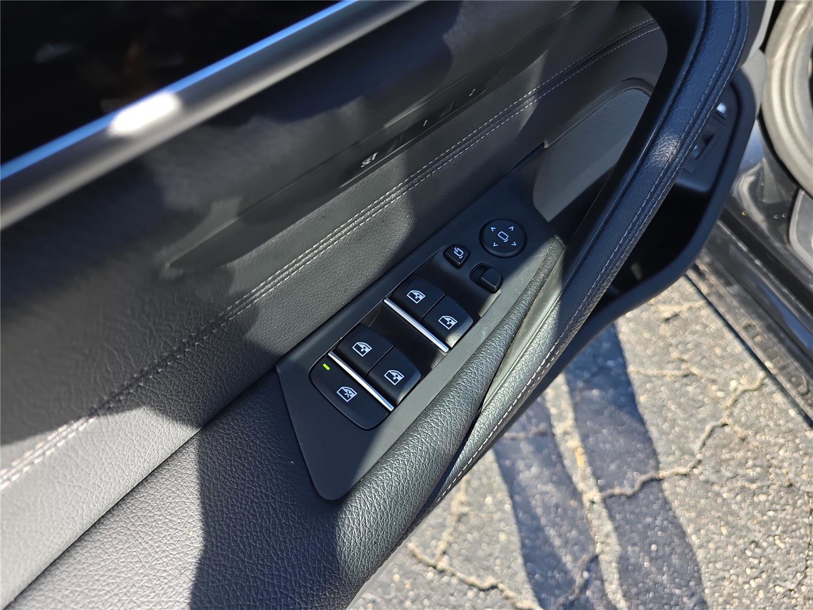 Used 2023 BMW 530e xDrive w/ Premium Package image 19