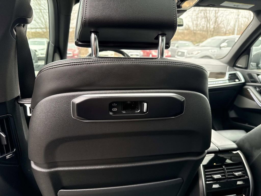 Used 2025 BMW X5 xDrive50e AWD/4WD image 32