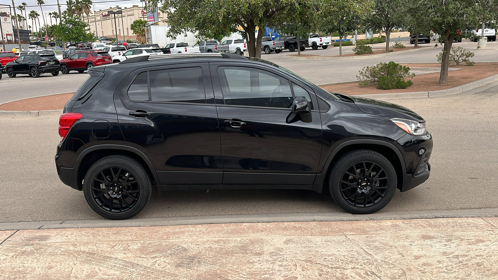 Used 2022 Chevrolet Trax LT w/ Midnight Edition AWD/4WD image 9