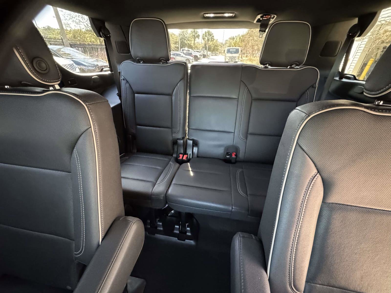 Used 2023 GMC Yukon SLT w/ SLT Luxury Package image 16