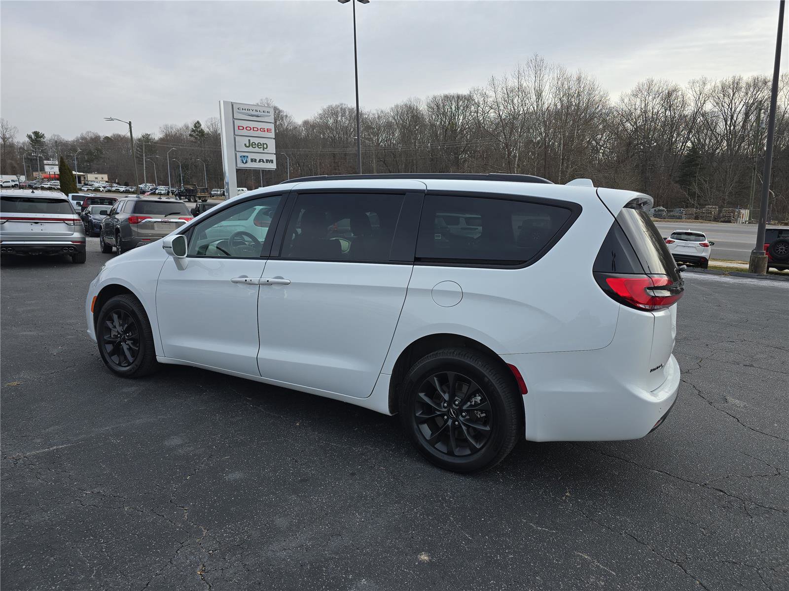 Used 2021 Chrysler Pacifica Limited w/ S Appearance Package image 6