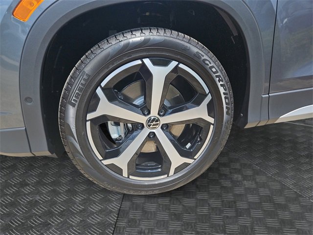 New 2025 Volkswagen Tiguan SE image 9
