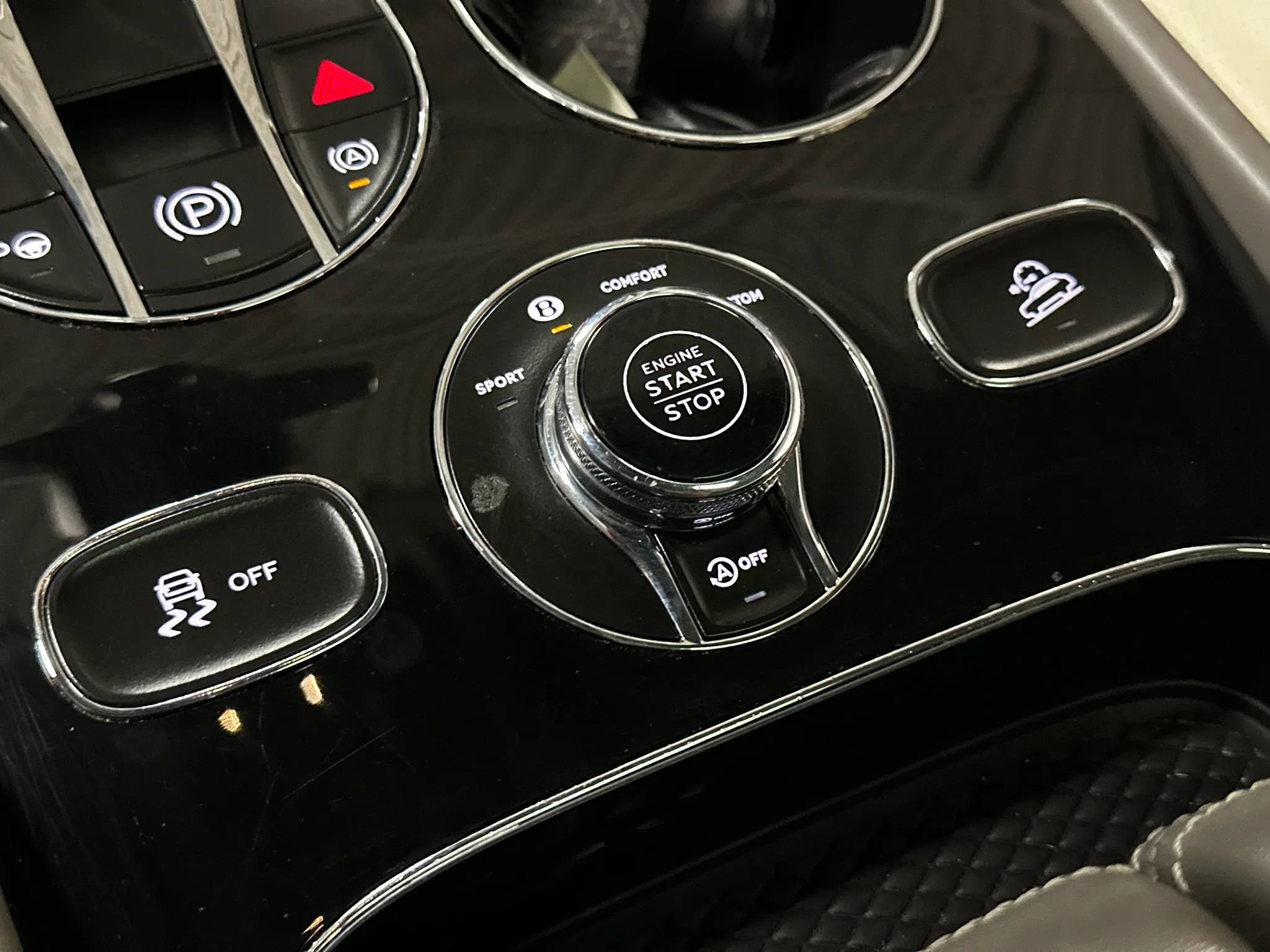 Used 2018 Bentley Bentayga AWD/4WD image 30