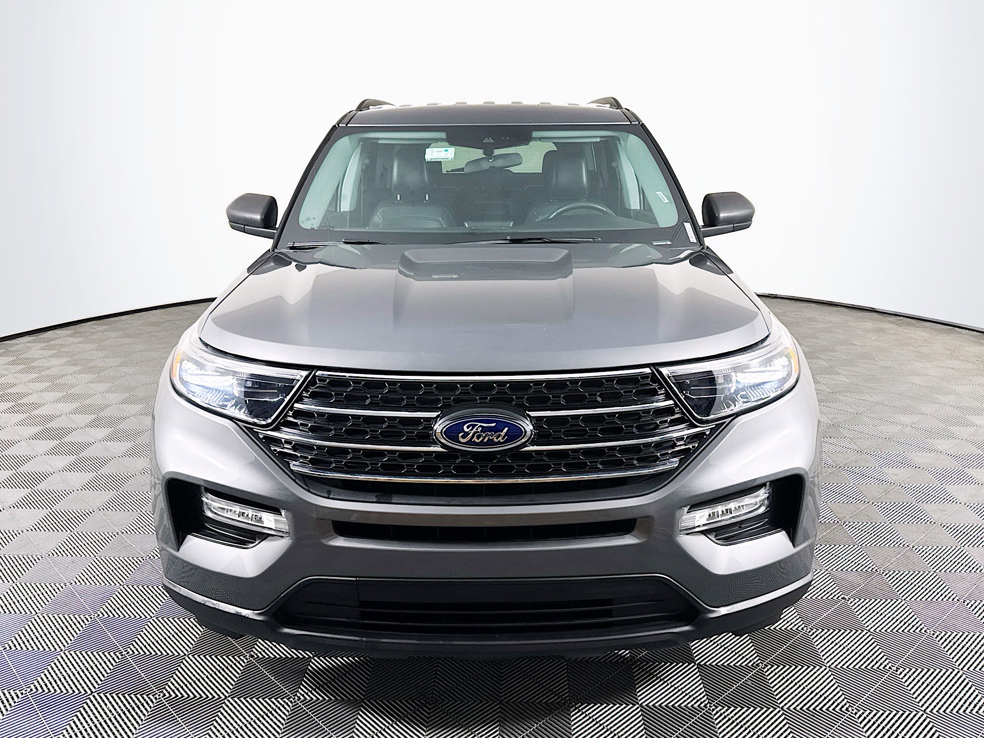 Used 2024 Ford Explorer XLT w/ Equipment Group 202A RWD image 2