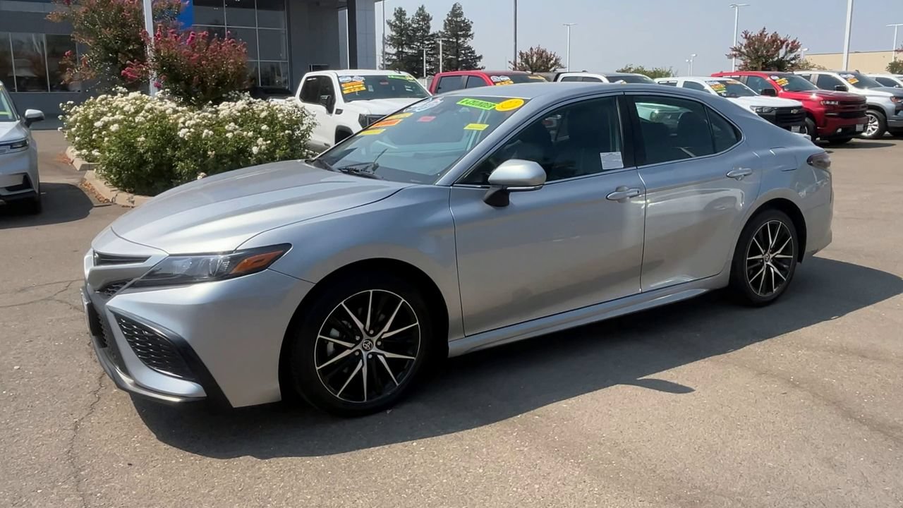 Used 2023 Toyota Camry SE FWD image 3
