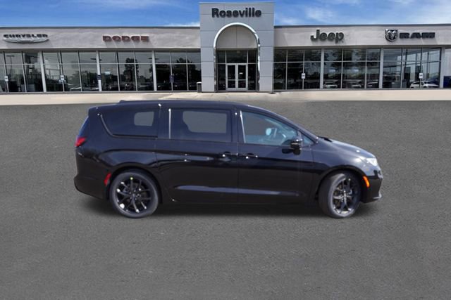New 2026 Chrysler Pacifica Limited w/ S Appearance Package image 3