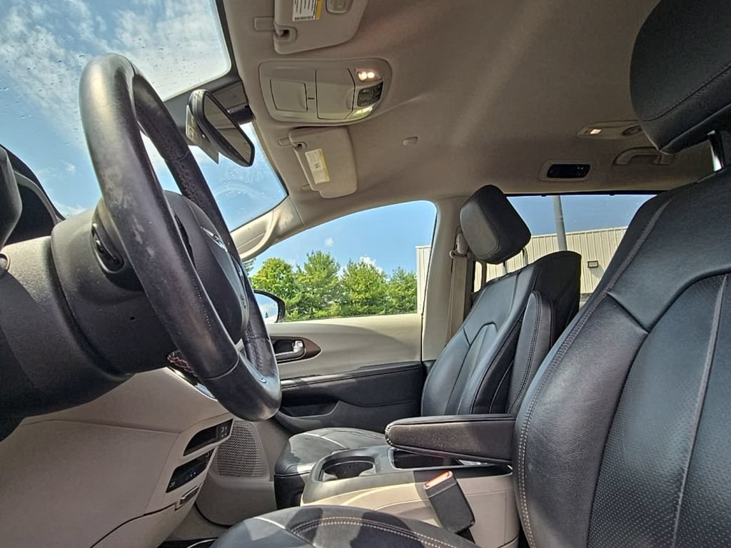 Used 2017 Chrysler Pacifica Touring-L Plus w/ Tire & Wheel Group FWD image 28