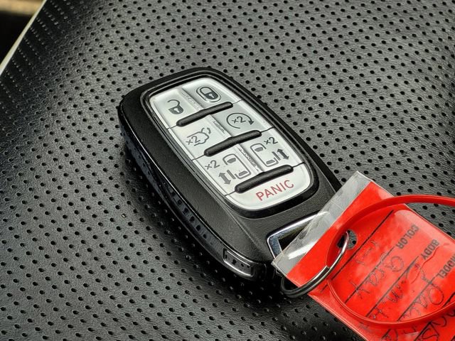 Used 2025 Chrysler Pacifica Limited image 37