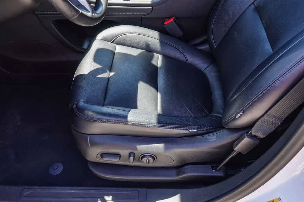 Used 2023 GMC Acadia SLE w/ Driver Convenience Package FWD image 19