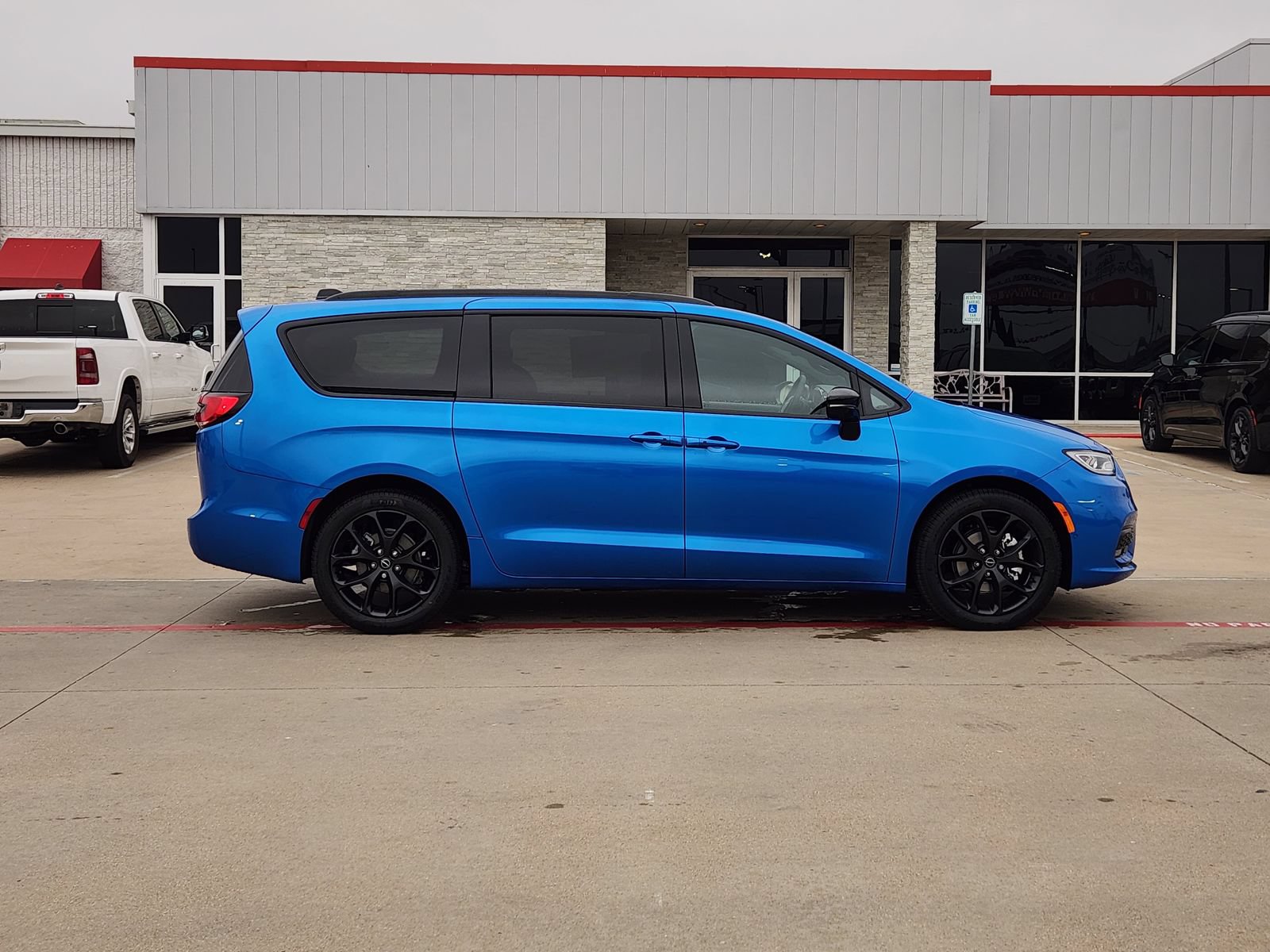 New 2026 Chrysler Pacifica Select w/ S Appearance Package FWD image 7