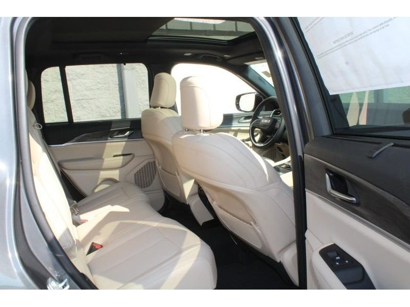 Used 2025 Jeep Grand Cherokee Limited w/ Luxury Tech Group II image 11