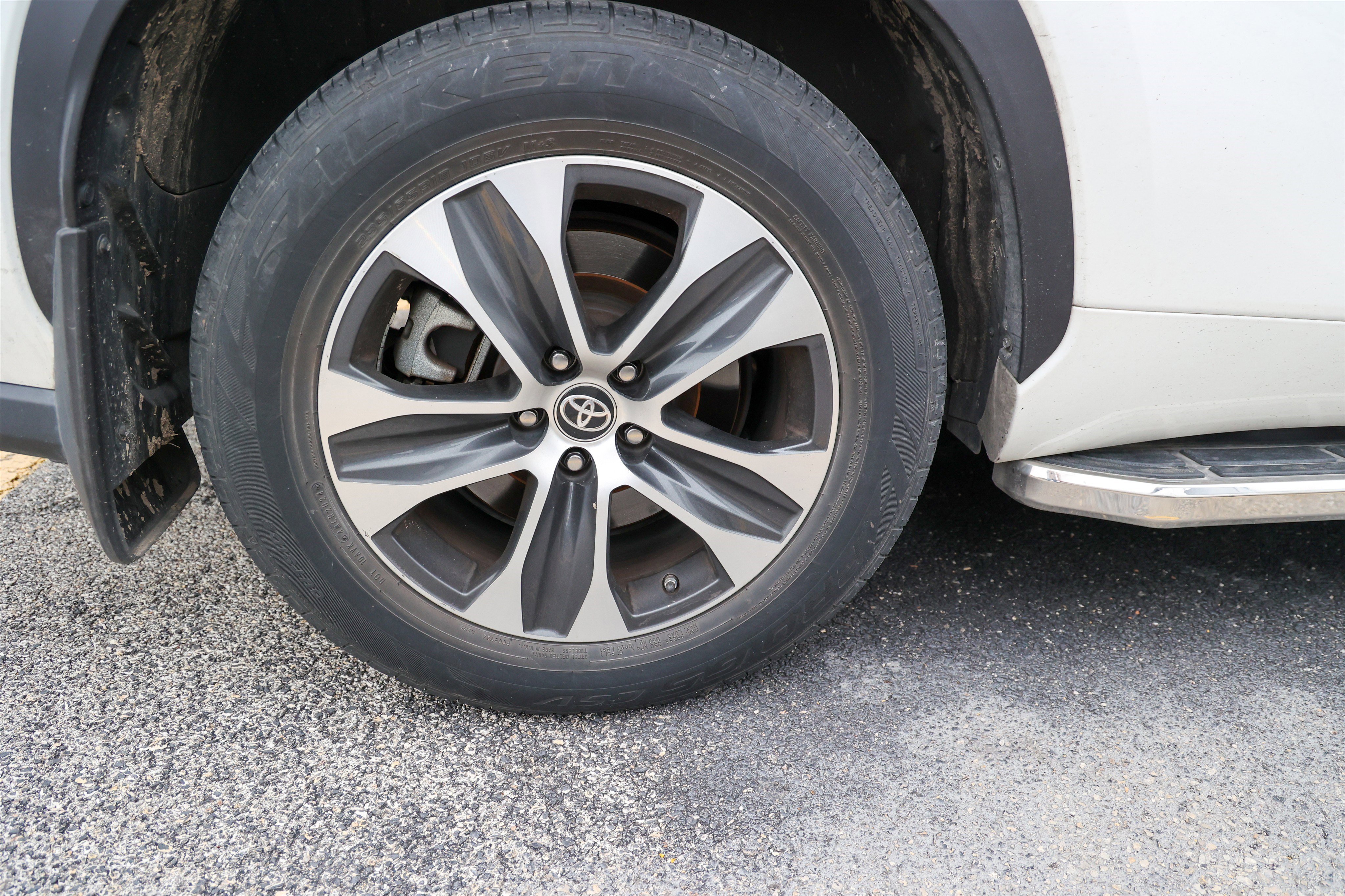 Used 2020 Toyota Highlander XLE FWD image 13