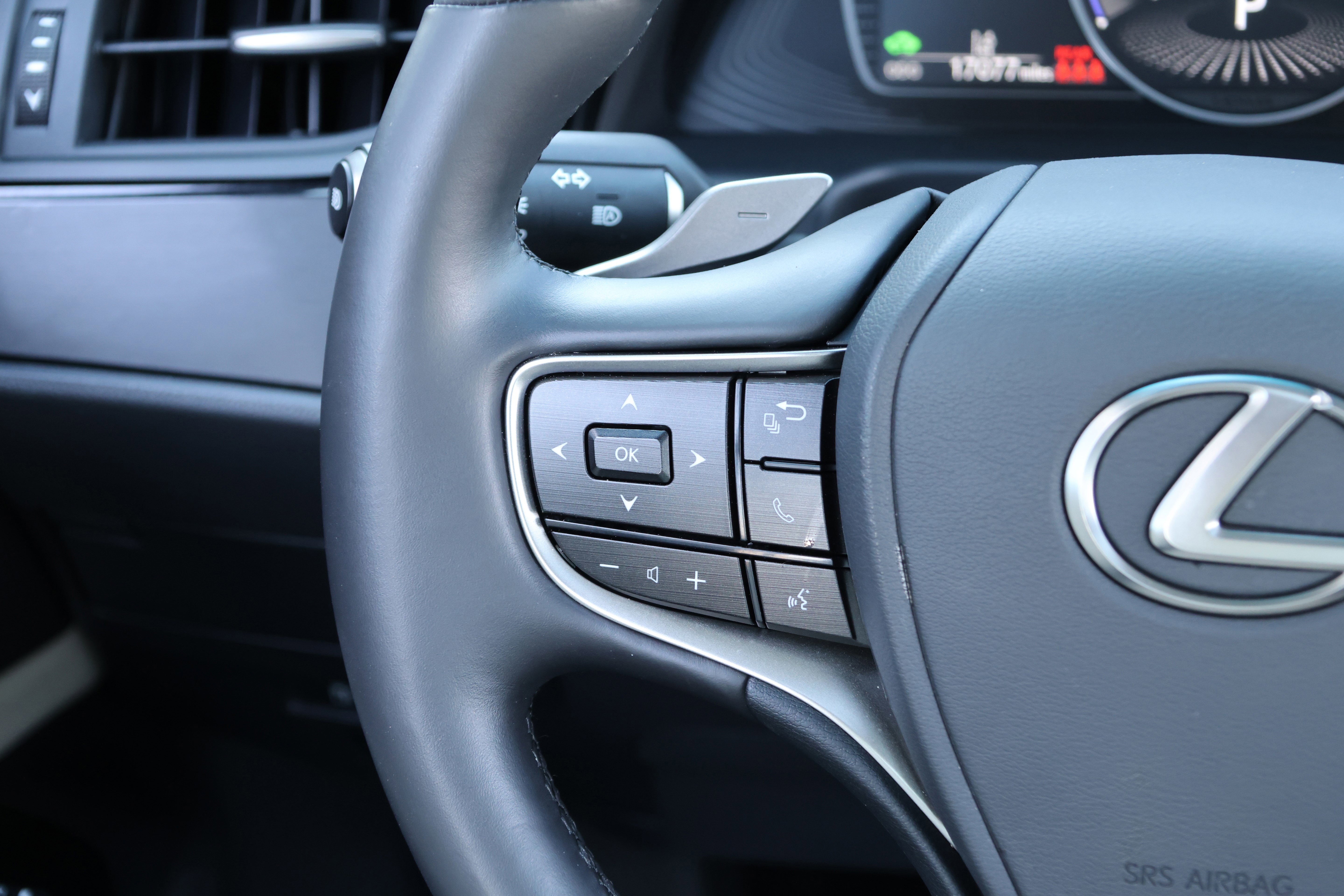 Used 2025 Lexus ES 300h w/ Premium Package image 17