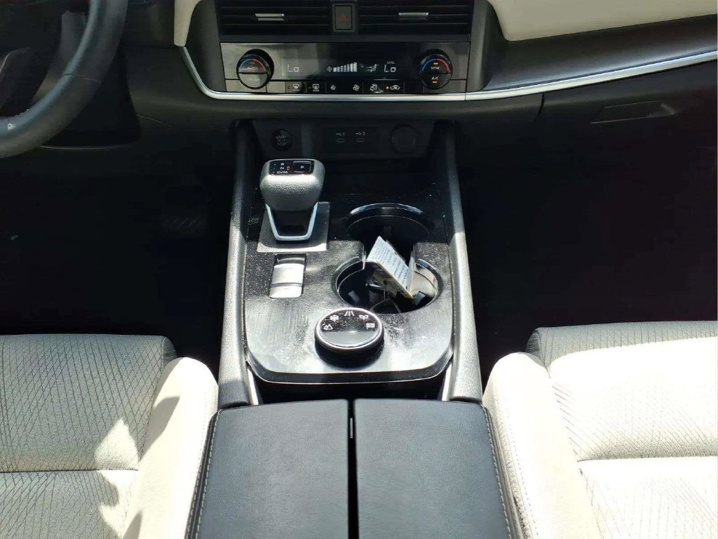 Certified 2025 Nissan Rogue SV AWD/4WD image 12