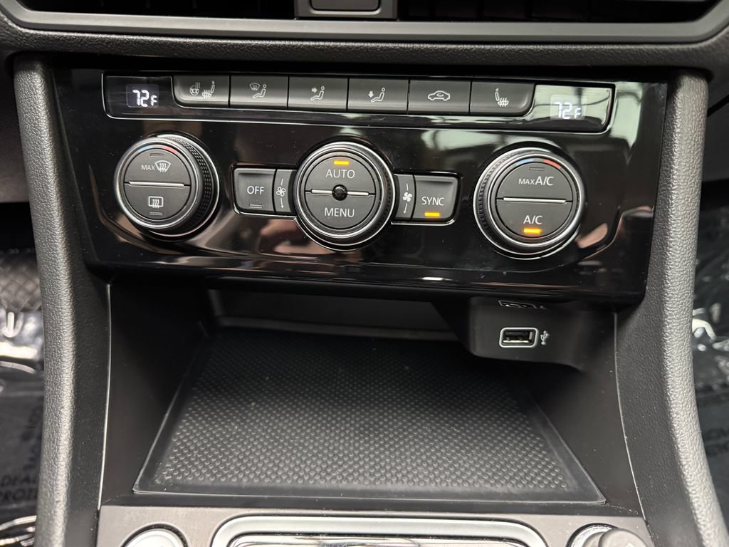 Used 2019 Volkswagen Jetta SEL w/ Cold Weather Package FWD image 19