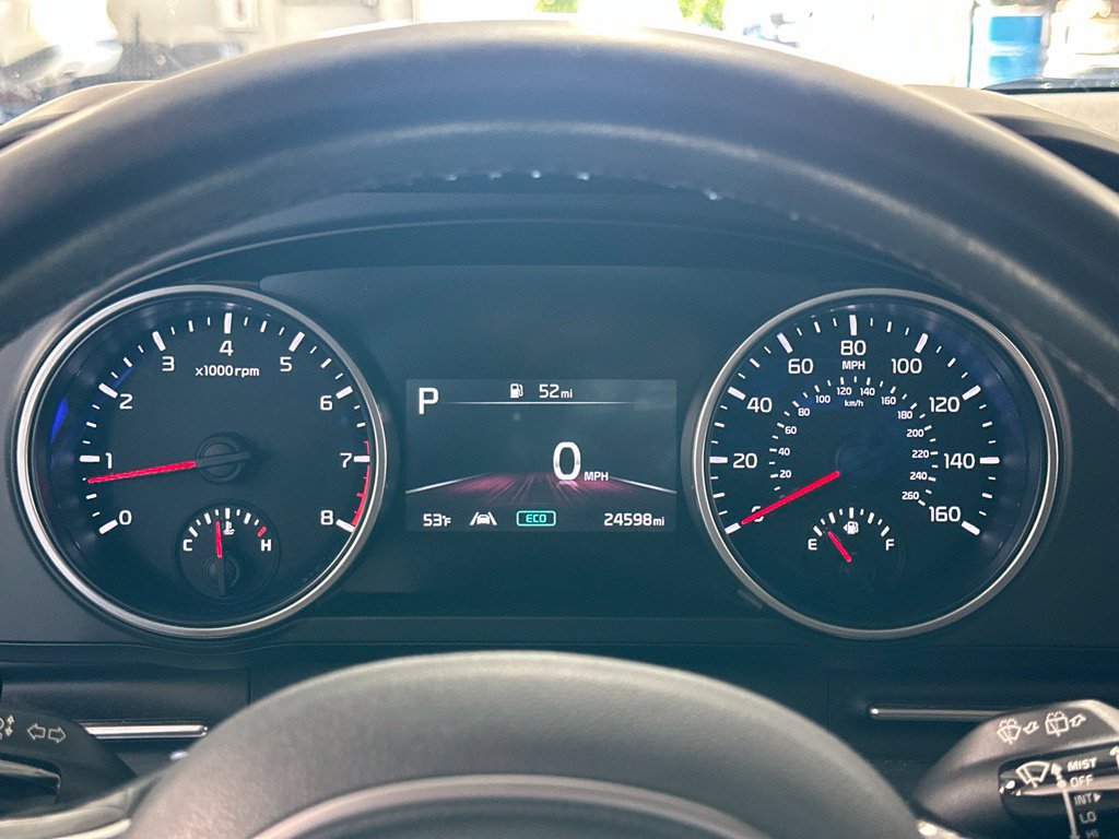 Used 2024 Kia Carnival LX FWD image 2