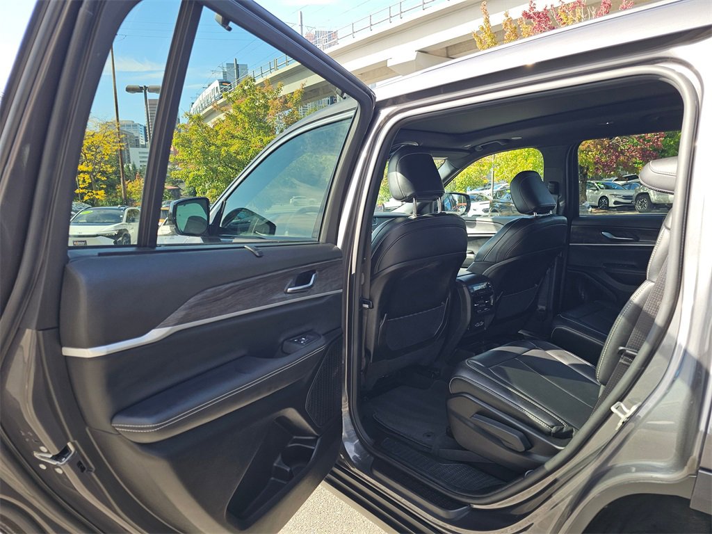 Used 2024 Jeep Grand Cherokee L Limited w/ Luxury Tech Group II image 19