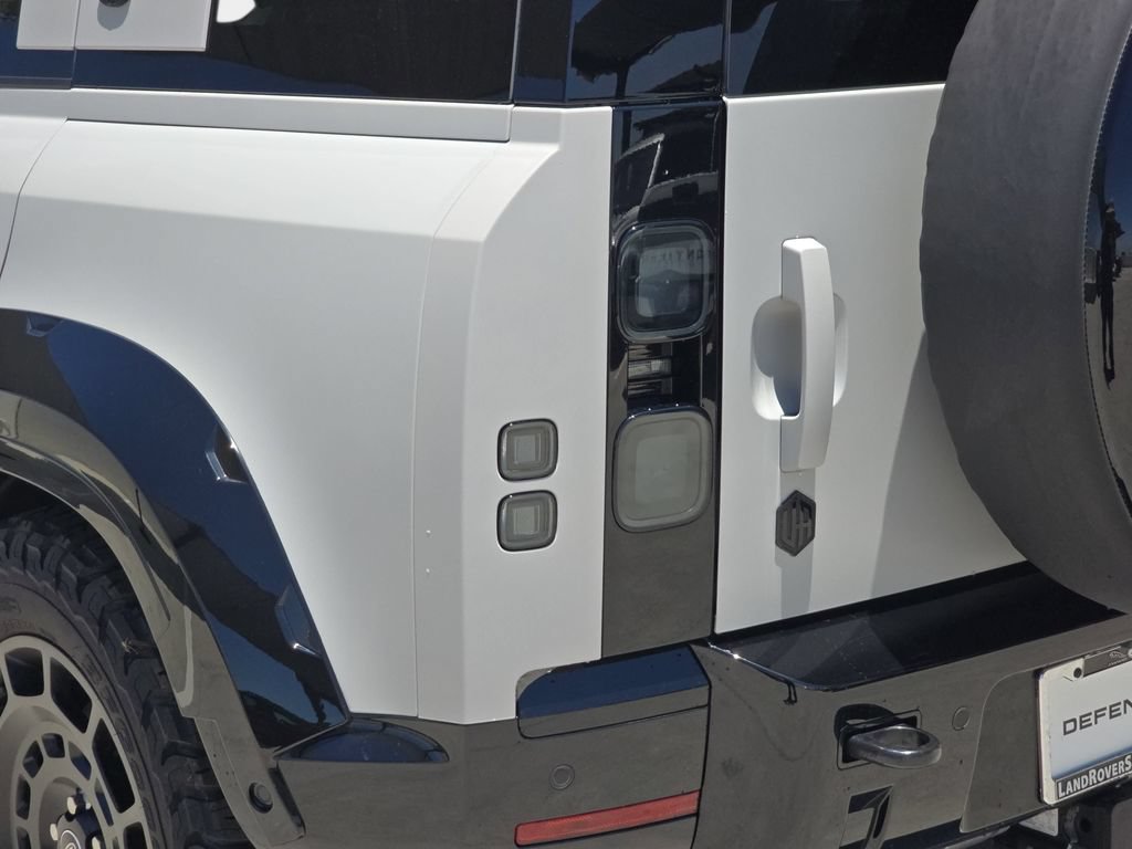 New 2026 Land Rover Defender 110 X-Dynamic SE AWD/4WD image 35