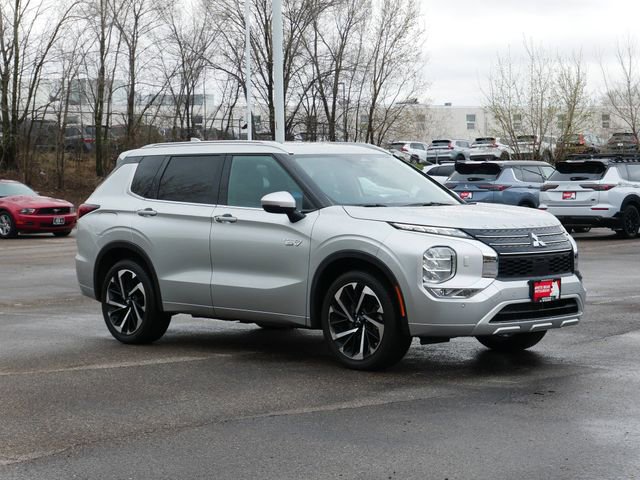 Used 2025 Mitsubishi Outlander SEL image 1
