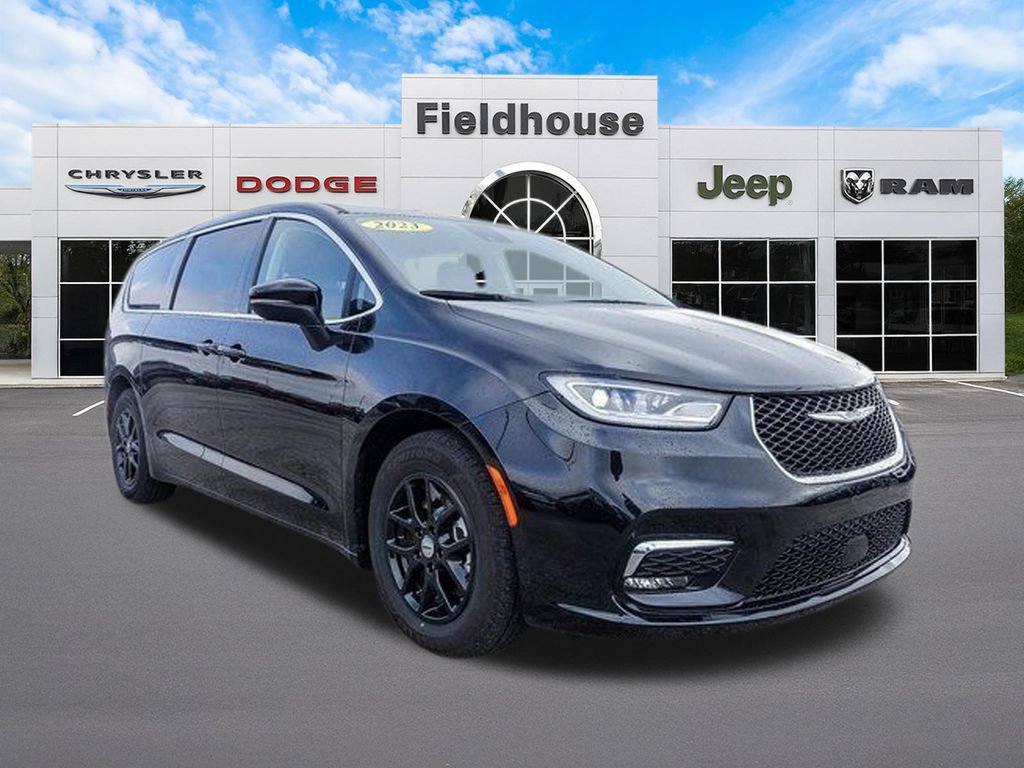 Used 2023 Chrysler Pacifica Touring-L FWD image 3