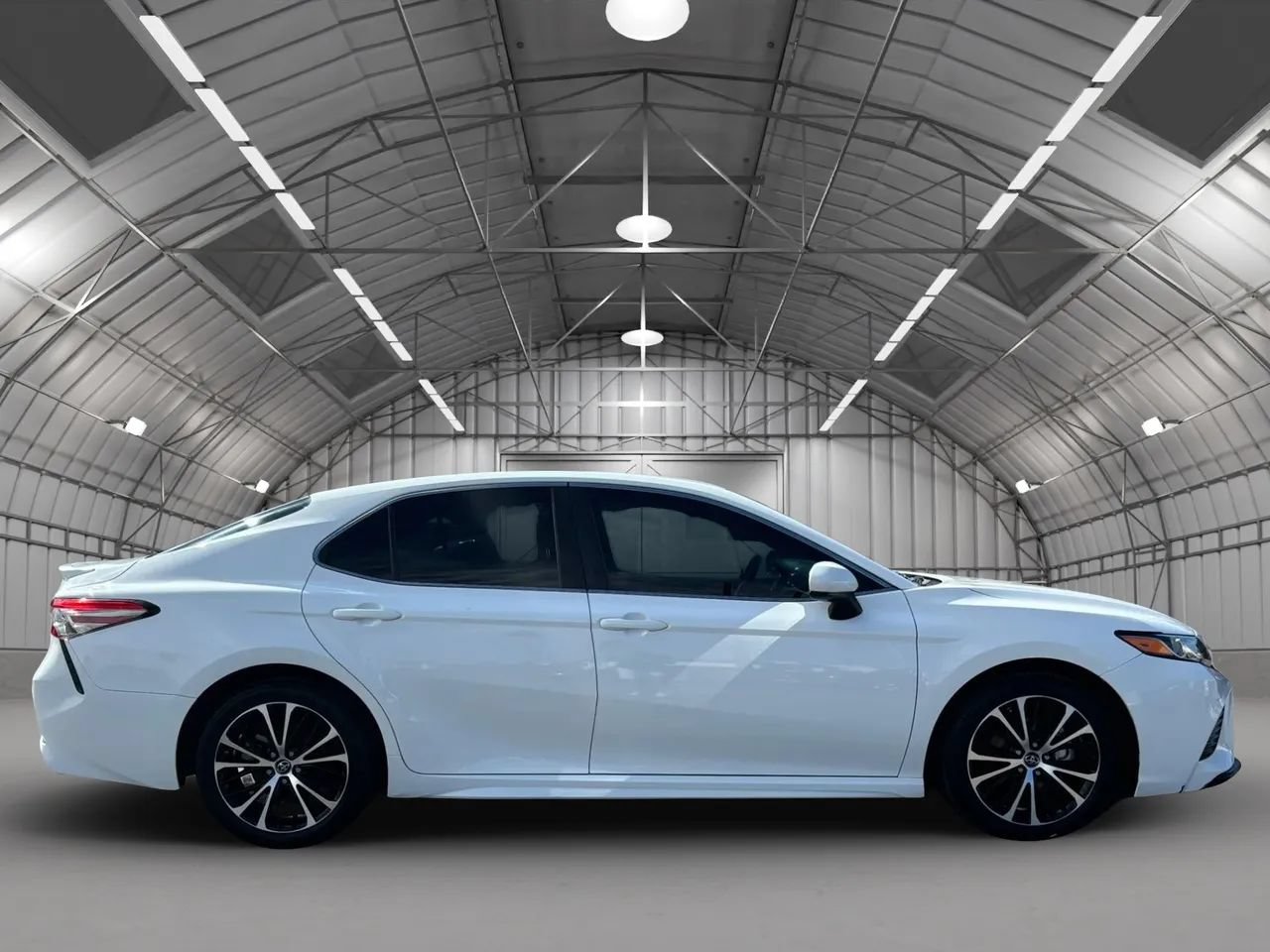 Used 2018 Toyota Camry SE FWD image 2